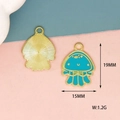 Vista detallada del colgante de medusa azul con dimensiones 19x15mm y peso de 1,2g. - Estilo de Medusa (C-329)