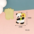 Makroansicht des Panda-Emaille-Anhängers mit Sonnenblumen-Detail, Größe 30x25 mm - Sonnenblume Panda