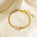 Detaillierte Nahaufnahme eines goldfarbenen Schmetterlingsarmbands auf weichem Seidenhintergrund - Schmetterling Anhänger Armband (QYE2172)
