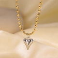 Dettaglio ravvicinato del ciondolo a cuore argento con catena dorata su raso champagne - Stile Catena Oro Cuore Argento (QYH1270)