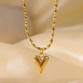 Dettaglio di un ciondolo a cuore dorato lucido su una collana di perline e seta - Stile Oro (QYH1267)