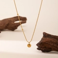 Collier en acier titane doré avec pendentif rond gravé LUCKY élégant - Collier Haricot Chanceux-Or (QYH353)