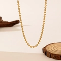 Poliertes 18k vergoldetes Edelstahl-Herzketten-Set auf einem Holzständer präsentiert - Herzkette (H417) / Gold