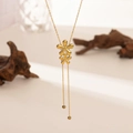 Collana in acciaio al titanio dorato con doppi pendenti a fiore a cinque petali e perle - Collana con fiori grandi e piccoli (QYH6047) / Oro