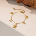 Élégant bracelet en acier titane doré avec pendentifs étoile de mer et coquillages - Bracelet Zirconia Étoile de Mer et Coquillage (QYE2263) / Or