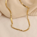 Elegante Halskette aus goldfarbenem Titanstahl mit flachem Schlangenketten-Design - Gewundene Klingenhalskette (H1336) / Gold