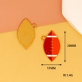 Vue détaillée du pendentif football en émail rouge avec dimensions 28 mm x 17 mm - Ballon de rugby / Rouge