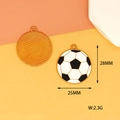 Vue détaillée d'un pendentif de football en alliage, 25x28mm et un poids de 2,3g. - Ballon de football américain / Noir et Blanc