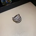 Macro di un anello multistrato argentato scintillante interamente tempestato di zirconi - Stile Zirconia Sovrapposto a Più Strati Argento