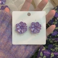 Gedetailleerde macro-weergave van elegante paarse vintage bloemenoorknopjes op kaart - 3D Bloem Oorknopjes / 925 zilveren oorsteker / Paars
