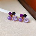 Nahaufnahme der Vintage lila Blumenstecker mit facettierten Kristallen und Harzrosen - Lila