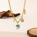 Detalle del collar océano con colgantes de delfín, perla, estrella de mar y concha - Collar de Perla Artificial Delfín Azul y Caracola (H1234) / Dorado