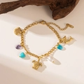 Detalle de una pulsera marina de acero inoxidable dorado con dijes de conchas y tortugas - Pulsera de Concha Delfín Tortuga y Piedras de Colores (E2038) / Dorado