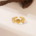 Detalle del anillo abierto dorado con motivos de tres conchas de vieira - Anillo Abierto de Tres Conchas (F138) / Dorado
