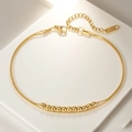 Elegantes 18k Gold Doppelarmband mit Schlangenkette und runden Perlen auf weißem Sockel - Doppelschichtiges Schlangenkette Perlenfußkettchen / Gold