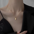 Halskette aus Titanstahl mit poliertem Goldbarren-Anhänger an einem Modell - Polierter Kleiner Goldziegel Stil (QYH154) / Gold