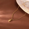 Halskette mit Goldbarren-Anhänger aus Titanstahl auf braunem Satin-Hintergrund - Goldbarrenform Stil (QYH1029) / Gold