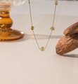 Elegante collana a catena placcata oro con diversi delicati ciondoli a margherita - Stile Cinque Margherite (QYH188)
