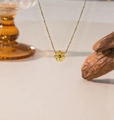 Elegante collana con ciondolo a fiore dorato, catena sottile e dettaglio logo CD - Stile Margherita Singola (QYH667)