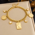 Vintage Goldmünzen Armband mit herzförmigen Kristallen auf einer Luxusbox - Armband / B2078