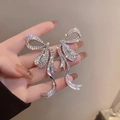 Gros plan de boucles d'oreilles nœud ornées de strass avec rubans argentés élégants - 40# Style Gland Flexible Grand Nœud