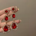 Vue rapprochée de boucles d'oreilles de style cour rétro avec pendentif goutte rouge - 6# Tige Argent Or Rouge