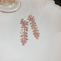 Vue détaillée d'élégantes boucles d'oreilles pendantes en cristal rose style palais - 24# Arête de Poisson Rose (Tige en Argent)