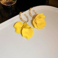 Vue détaillée de boucles d'oreilles pétales de fleurs jaunes avec anneaux dorés - Style 17 Tige en Argent / Jaune Plaqué Or