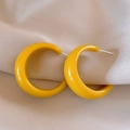 Vue détaillée de créoles en résine jaune vif sur un fond en soie de couleur neutre. - Style de tige en argent 6# / Jaune