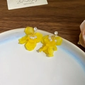 Boucles d'oreilles fleurs en résine jaune avec perles et cristaux sur aiguilles argent. - Aiguille Argentée N° 48 - Jaune
