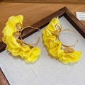 Boucles d'oreilles fleurs jaunes avec des accents de pétales dorés pour les soirées - Aiguille Argentée N° 66 - Or - Jaune