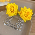 Boucles d'oreilles roses jaunes en résine avec pompons en perles et aiguilles argent - Aiguille Argentée N° 68 - Jaune