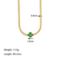 Dettaglio del ciondolo a quadrifoglio con smeraldo e catena a serpente dorata spessa - QYH1143 Collana Quadrifoglio in Zircone Verde (Oro)
