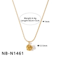 Vista detallada del collar con colgante de rosa dorada con especificaciones de medidas - Estilo Rosa Única (NB-N1461) / Chapado en oro 18K / Dorado