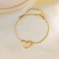 Elegante pulsera de cadena de serpiente con corazón bañado en oro 18K sobre seda - Pulsera De Corazón Retorcido (QYE2215) / Dorado