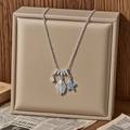 Collar con colgante de estrella de mar y concha en esmalte azul sobre expositor - Collar de Concha de Perla de Estrella de Mar-Plata (8265)