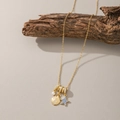 Collar con colgantes de concha y estrella de mar azul sobre una rama de madera mínima - Collar de Concha de Perla de Estrella de Mar-Dorado (8274)
