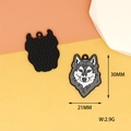Detailansicht Wolfskopf-Emaille-Anhänger, 30 mm hoch und 2,9 g schwer - Grauwolf-Stil