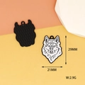 Detailansicht eines schwarz-weißen Wolfskopf-Anhängers mit Maßen 29mm x 21mm - Weißer Wolf Stil