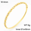 Bracciale rigido a cuore in acciaio inossidabile dorato con cristalli scintillanti - Stile Cuori Alternati con Strass (KB211044-KSZ) / Oro