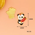 Gedetailleerde weergave van de Chinese Nieuwjaar panda emaille bedel met afmetingen - Gunstige Panda