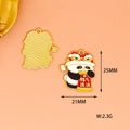 Close-up van de voor- en achterkant van een panda-hanger, maat 25x21mm, gewicht 2,3g. - Vol Zegeningen Panda
