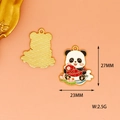 Detail van emaille panda-bedel met vis, afmetingen 27mm x 23mm en gewicht van 2,5g - Koi Panda