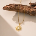 Goldene Sonnenanhänger Halskette mit Stern und Mond Inlay auf schlichtem Holzständer - 【8087】Stil / Weiß Sonne (Gold)