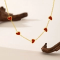 Collana in acciaio al titanio dorato con cinque vivaci ciondoli a cuore in smalto rosso - Oro / Cinque Cuori Rossi