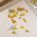 Boucles d'oreilles fleurs jaunes en résine avec nœuds en perles dorées et tiges en argent. - Aiguille Argentée N° 52 - Jaune