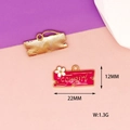 Vista dettagliata del ciondolo cowgirl in smalto rosso con indicazione di misure e peso - Etichetta (6)