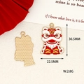 Detalle del colgante de esmalte de danza del león rojo y blanco, 30,5 mm x 22,5 mm - León del Despertar de Cabeza Grande / Rojo