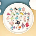 Detail von 22 gemischten bunten Emaille-Meerestieranhängern für DIY-Schmuck. - Gemischtes Meerestiere-Set / Packung