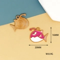 Detaillierte Ansicht des pinkfarbenen Anglerfisch-Emaille-Anhängers mit 20x16mm Maßen - Rosa Clownfisch